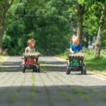 Pėdalais minamas vaikiškas traktorius-ekskavatorius su priekaba