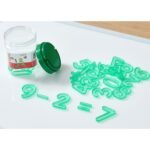 Permatomi skaičiai ir matematiniai ženklai šviečiančiai lentai – Paveikslėlis 2