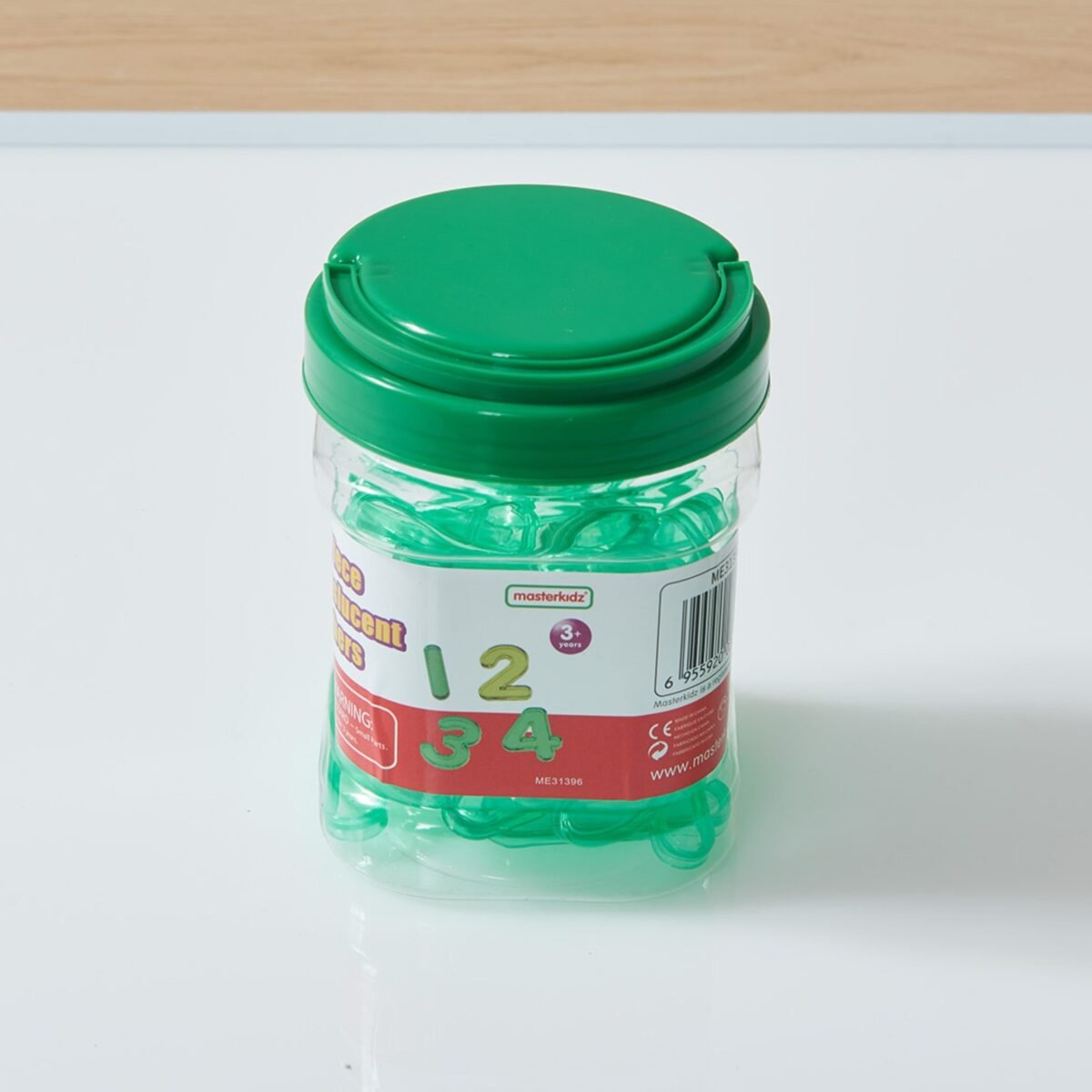 Permatomi skaičiai ir matematiniai ženklai šviečiančiai lentai – Paveikslėlis 3