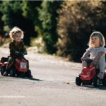 Raudonas paspirtukas-traktorius su priekaba ir priedais – Paveikslėlis 4