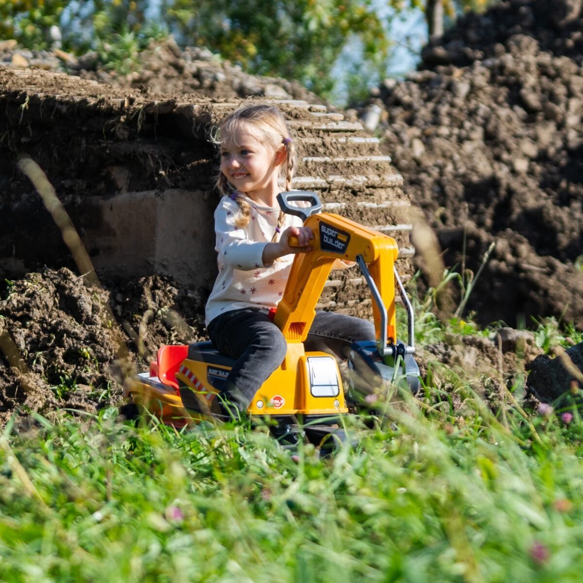 Statybų ekskavatorius su priekaba ir priedais – Paveikslėlis 3
