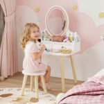 stalčiais ir drabužių kabyklomis