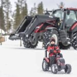 Valtra S4 pedalinis traktorius vaikams su priekaba