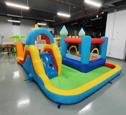 Daugiafunkcis pripučiamas vandens parkas su čiuožykla ir batutu (Daugiaspalvė)