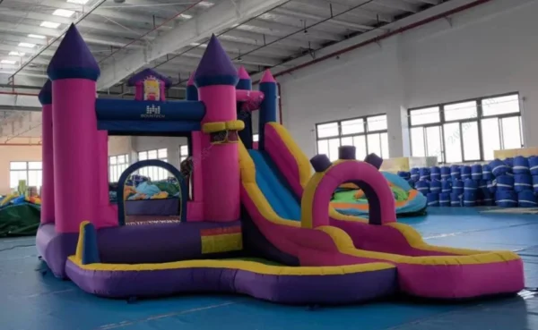 Pripučiama vandens čiuožykla su šokinėjimo zona ir daugiafunkcine žaidimų aikštele (Įvairiaspalvė)