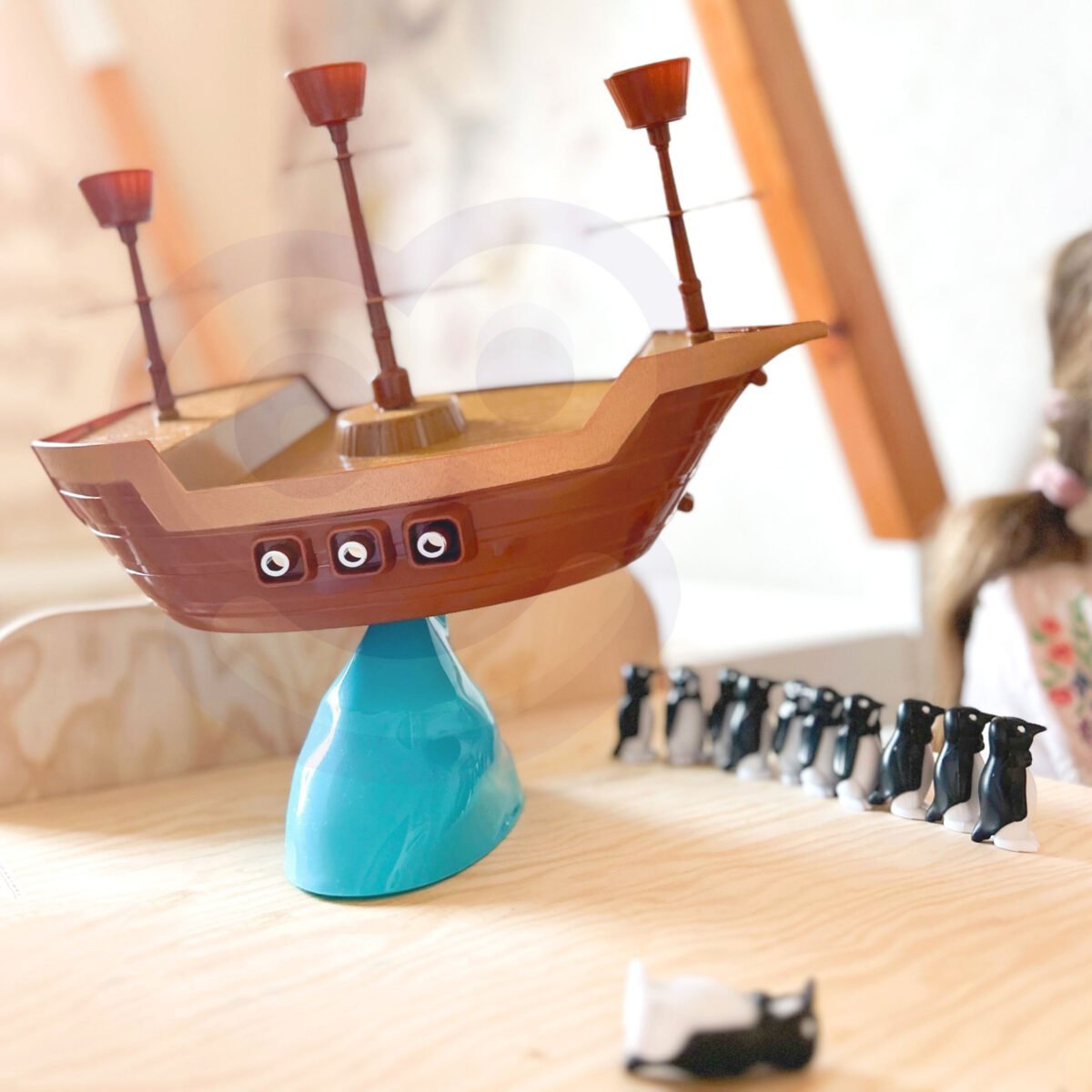 Balansavimo žaidimas su pingvinais piratų laive – Paveikslėlis 2