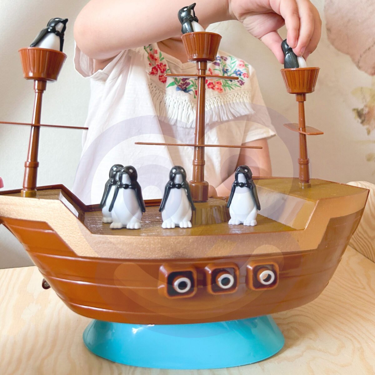 Balansavimo žaidimas su pingvinais piratų laive – Paveikslėlis 3