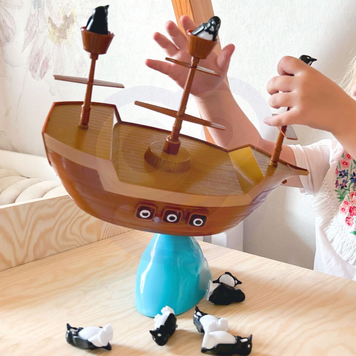 Balansavimo žaidimas su pingvinais piratų laive – Paveikslėlis 5