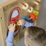 Edukacinė varstymo ir rišimo lenta Montessori – Paveikslėlis 2