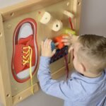 Edukacinė varstymo ir rišimo lenta Montessori – Paveikslėlis 4