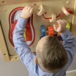 Edukacinė varstymo ir rišimo lenta Montessori – Paveikslėlis 5
