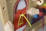 Edukacinė varstymo ir rišimo lenta Montessori – Paveikslėlis 7