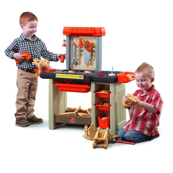 Interaktyvios medžio imitacijos dirbtuvės su įrankiais ir konstruojamu automobiliu