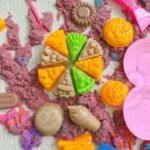 Kinetinio smėlio maisto gaminimo rinkinys su staliuku ir formelėmis – Paveikslėlis 2