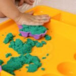 Kinetinio smėlio rinkinys su safari gyvūnų formelėmis ir žaidimų padėklu, 1,2 kg – Paveikslėlis 4