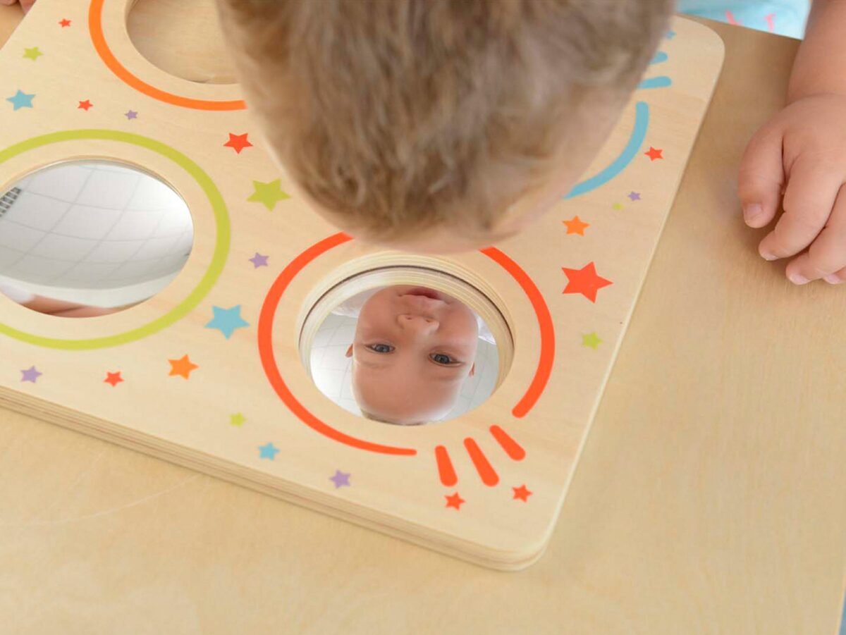 Medinė Montessori sensorinė lenta su veidrodžiais ir lupa – Paveikslėlis 3