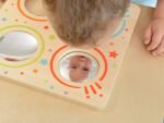 Medinė Montessori sensorinė lenta su veidrodžiais ir lupa – Paveikslėlis 3