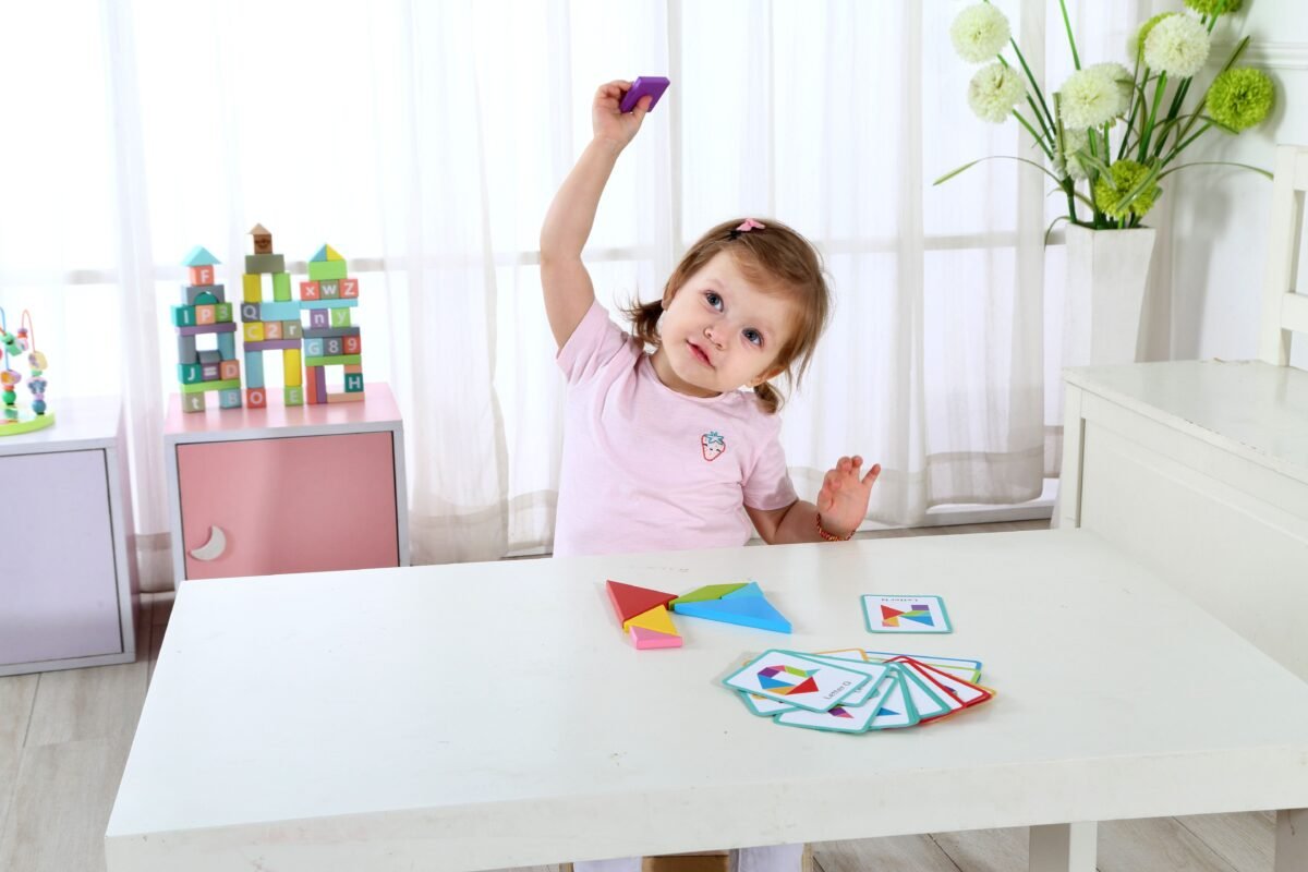 Medinė edukacinė tangramo dėlionė su spalvotomis detalėmis ir kortelėmis – Paveikslėlis 2