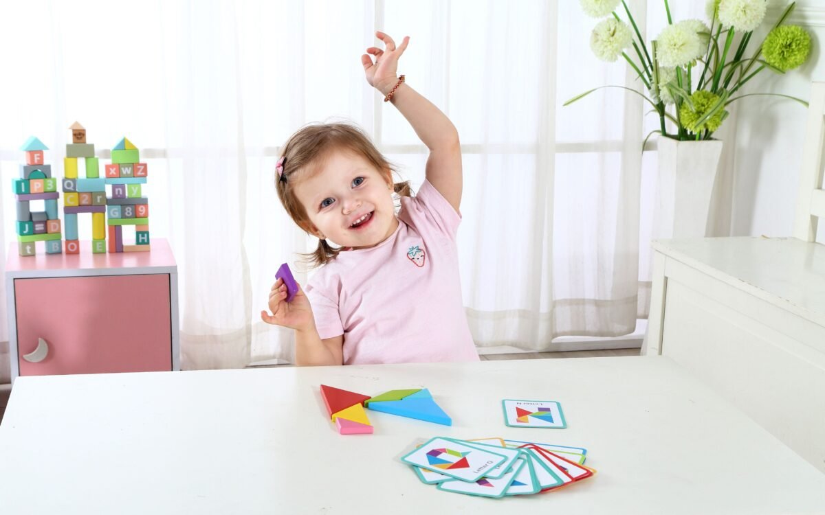 Medinė edukacinė tangramo dėlionė su spalvotomis detalėmis ir kortelėmis – Paveikslėlis 3