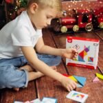 Medinė edukacinė tangramo dėlionė su spalvotomis detalėmis ir kortelėmis – Paveikslėlis 7