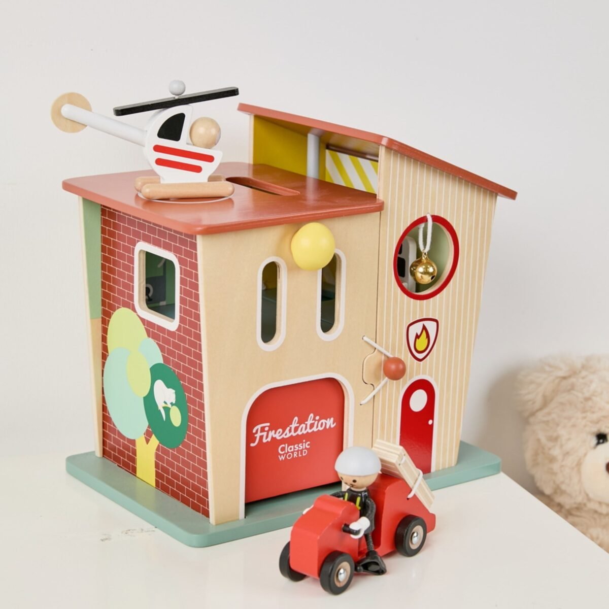 Medinė gaisrinė stotis su transporto priemonėmis ir ugniagesių figūrėlėmis, 13 dalių – Paveikslėlis 7