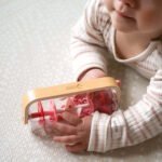 Medinė lietaus lazdelė su raudonais kamuoliukais – Paveikslėlis 4