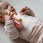 Medinė lietaus lazdelė su raudonais kamuoliukais – Paveikslėlis 5