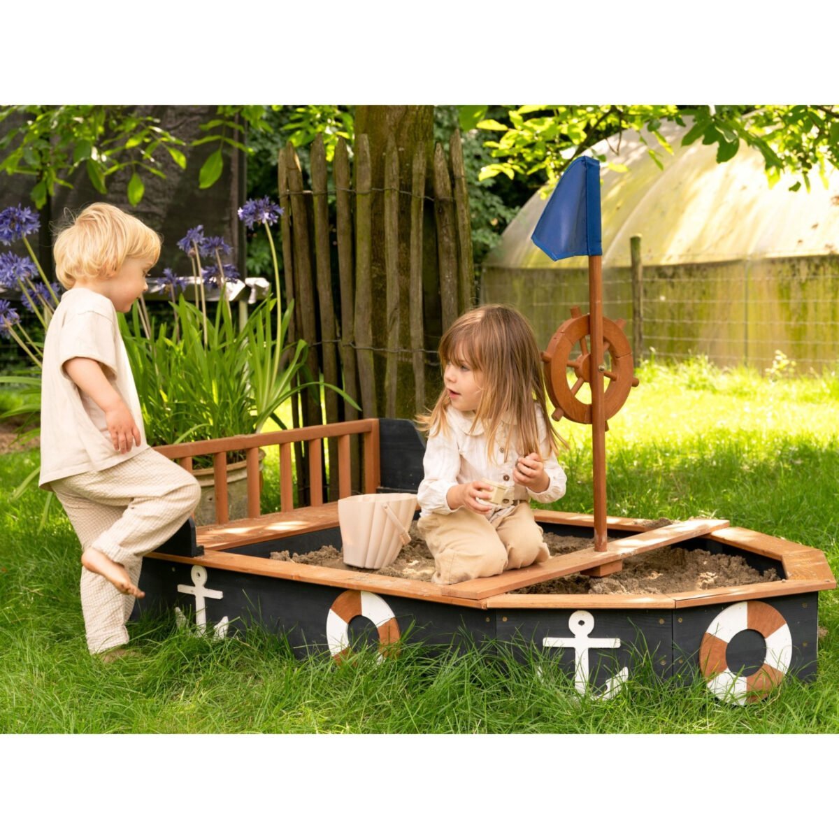 Medinė piratų laivo smėliadėžė su daiktadėže, suoliukais ir uždangalu – Paveikslėlis 8