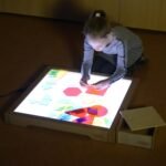 Medinė sensorinė LED šviesos dėžė su priedais – Paveikslėlis 6