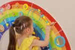 Medinė sieninė sensorinių veiklų vaivorykštės lenta
