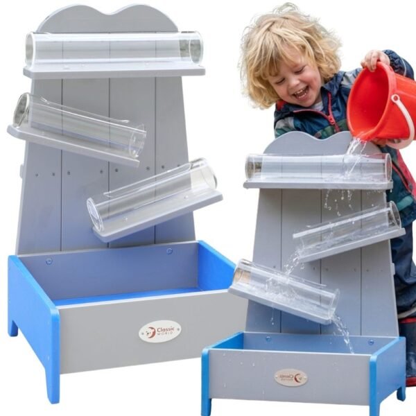 Medinė vandens kaskada su latakais ir talpykla