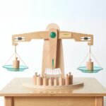 Medinės pusiausvyros svarstyklės su svarmenimis – Paveikslėlis 2