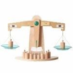 Medinės pusiausvyros svarstyklės su svarmenimis