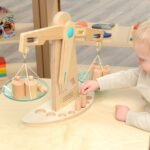 Medinės pusiausvyros svarstyklės su svarmenimis – Paveikslėlis 4