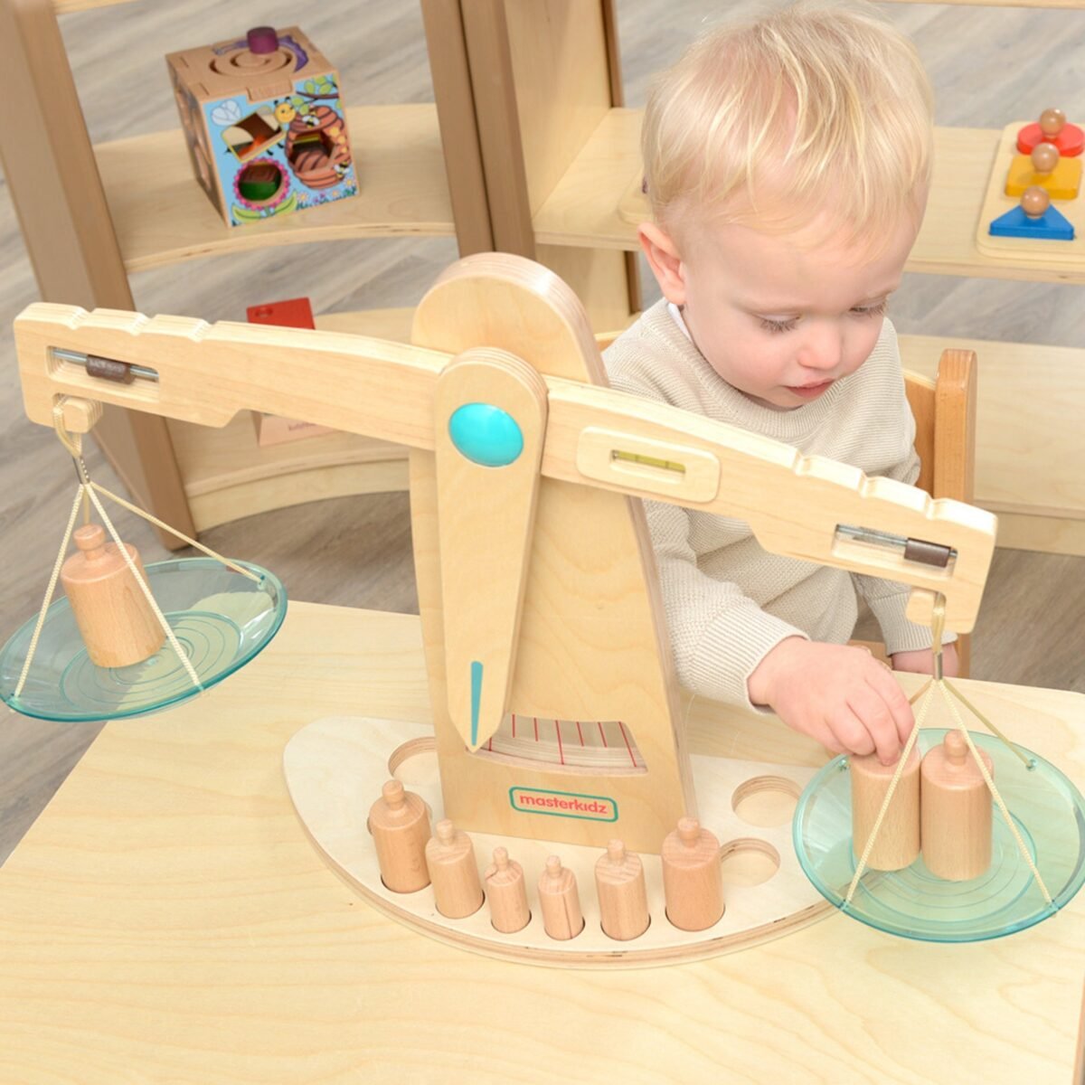 Medinės pusiausvyros svarstyklės su svarmenimis – Paveikslėlis 5