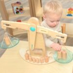 Medinės pusiausvyros svarstyklės su svarmenimis – Paveikslėlis 5