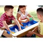 Medinis pikniko stalas su smėlio ir vandens talpyklomis, suoliukais ir skėčiu