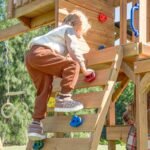 Medinis žaidimų kompleksas su čiuožykla, sūpynėmis, laipiojimo sienele ir smėlio dėže
