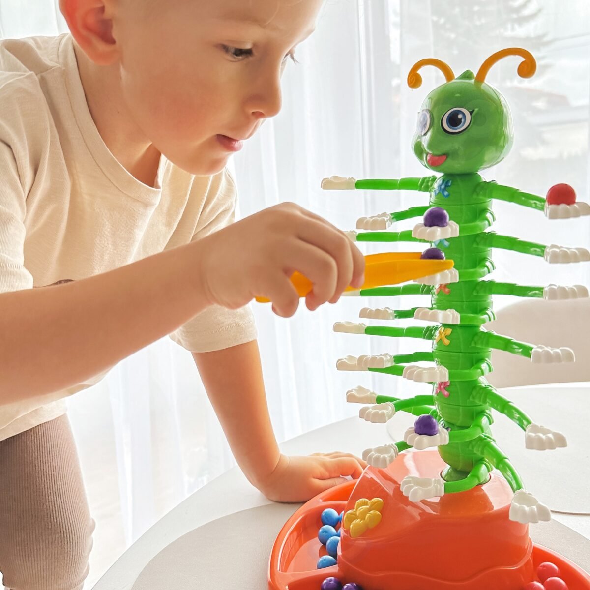 Miklumo žaidimas su šokančiu šimtakoju – Paveikslėlis 3