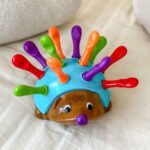 Montessori ežiukas rūšiuoklis skaičiams ir spalvoms su spalvotais spygliais – Paveikslėlis 3