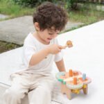 Pastelinis medinis Montessori kalimo staliukas drugelis su plaktuku – Paveikslėlis 2