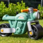 Perdirbto plastiko paspirtukas-motociklas pusiausvyrai