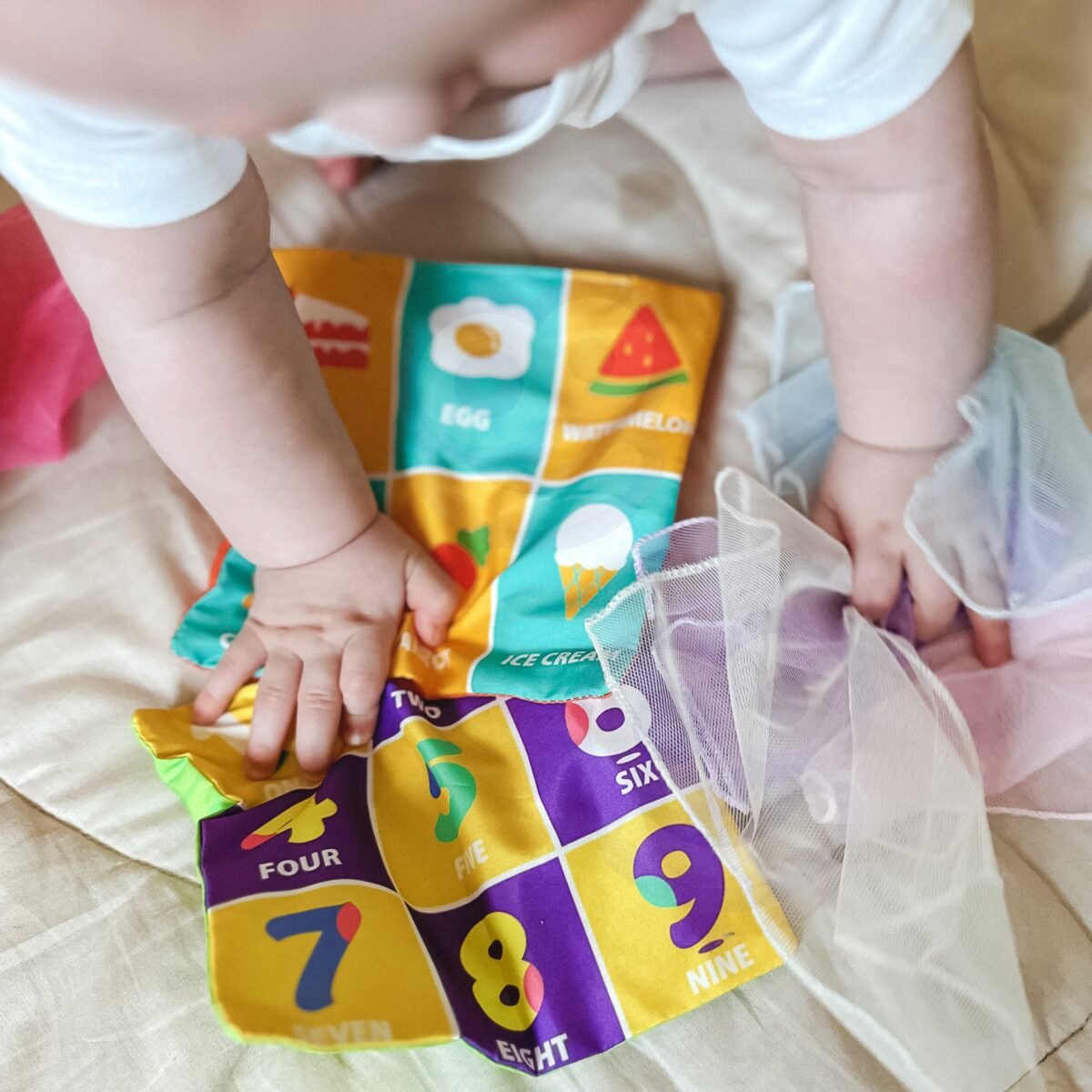 Pliušinė sensorinė lavinamoji dėžutė su skarelėmis, kramtuku ir veidrodėliu – Paveikslėlis 3