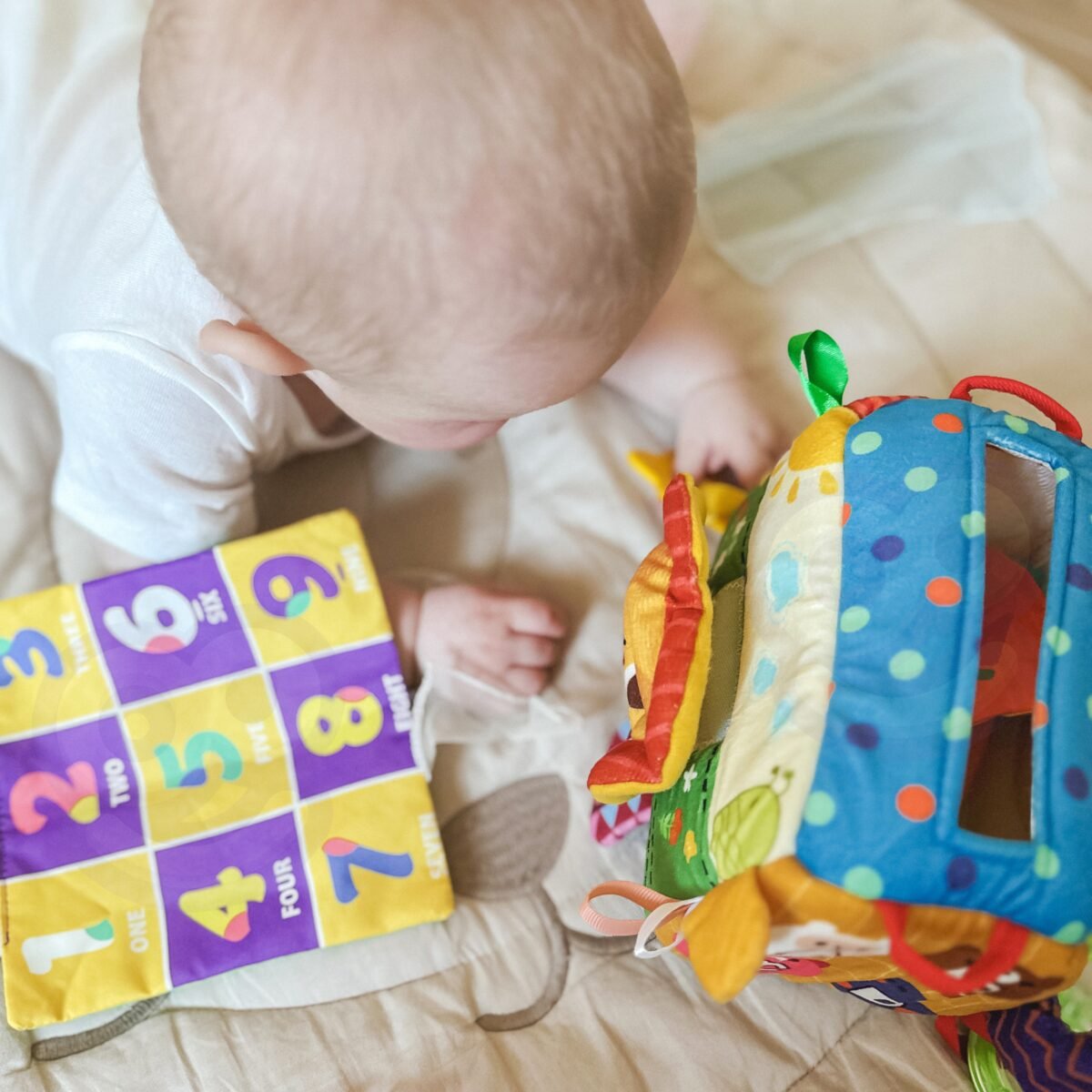 Pliušinė sensorinė lavinamoji dėžutė su skarelėmis, kramtuku ir veidrodėliu – Paveikslėlis 4