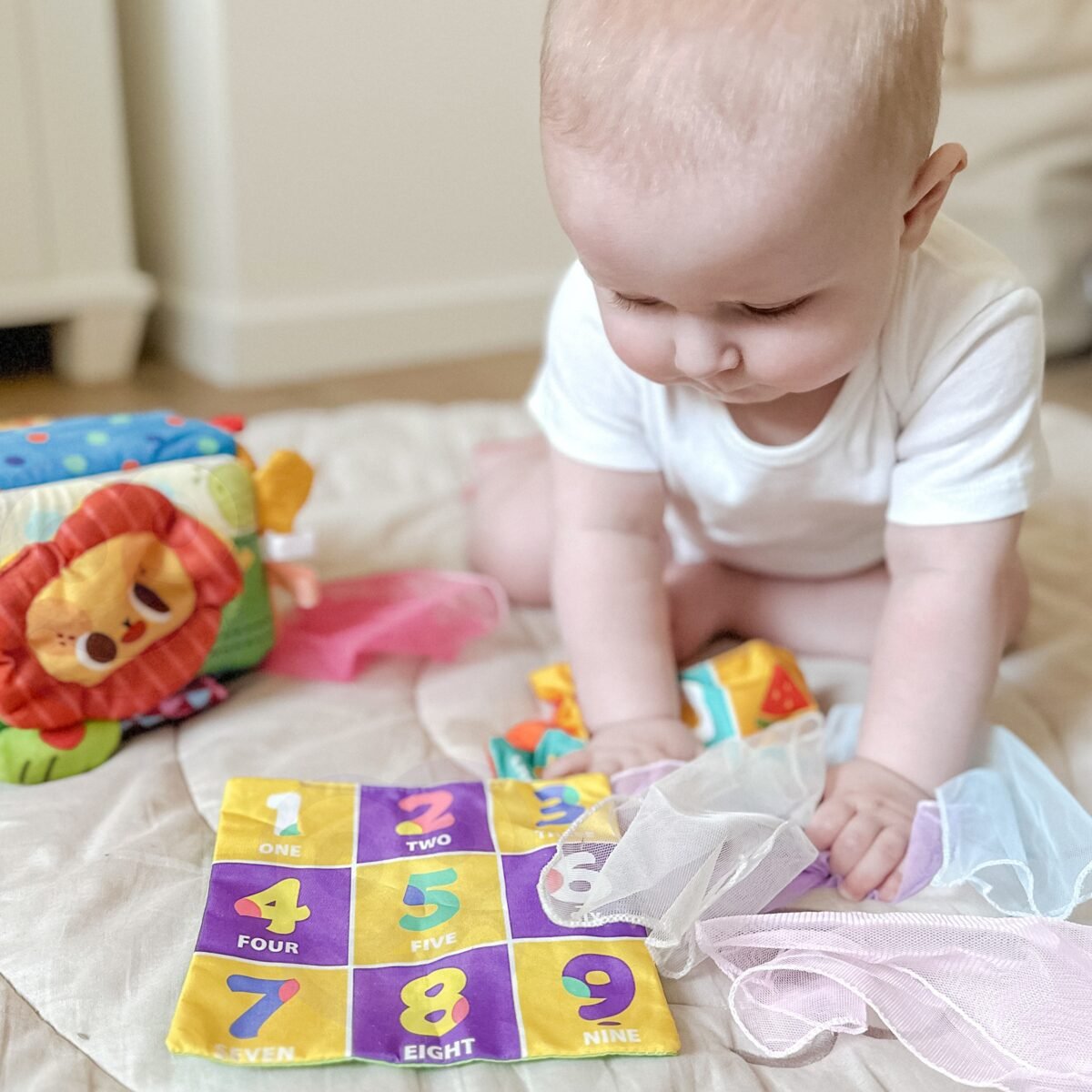 Pliušinė sensorinė lavinamoji dėžutė su skarelėmis, kramtuku ir veidrodėliu – Paveikslėlis 5