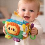 Pliušinė sensorinė lavinamoji dėžutė su skarelėmis, kramtuku ir veidrodėliu – Paveikslėlis 6