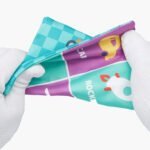 Pliušinė sensorinė lavinamoji dėžutė su skarelėmis, kramtuku ir veidrodėliu – Paveikslėlis 7