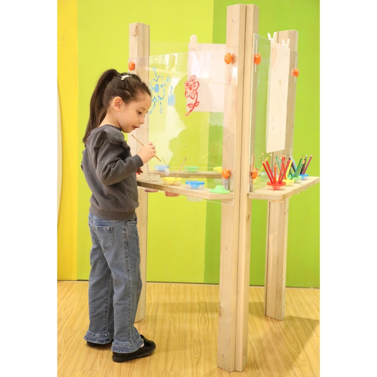 Pušinis trišakis lauko meno centras su skaidraus akrilo lentomis – Paveikslėlis 2