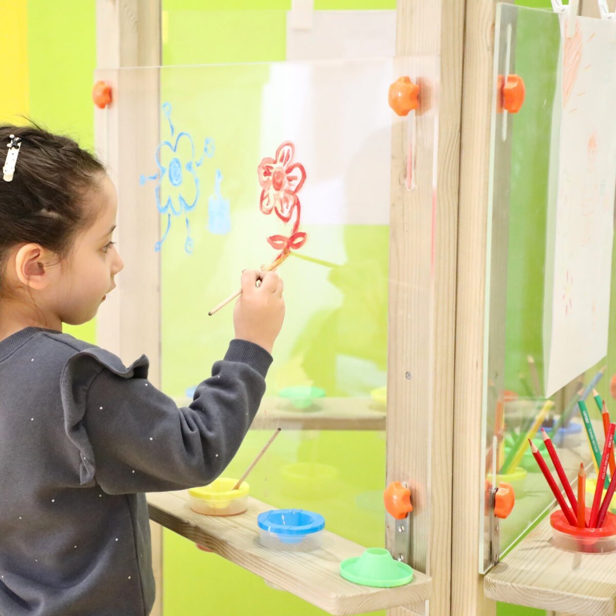 Pušinis trišakis lauko meno centras su skaidraus akrilo lentomis – Paveikslėlis 3