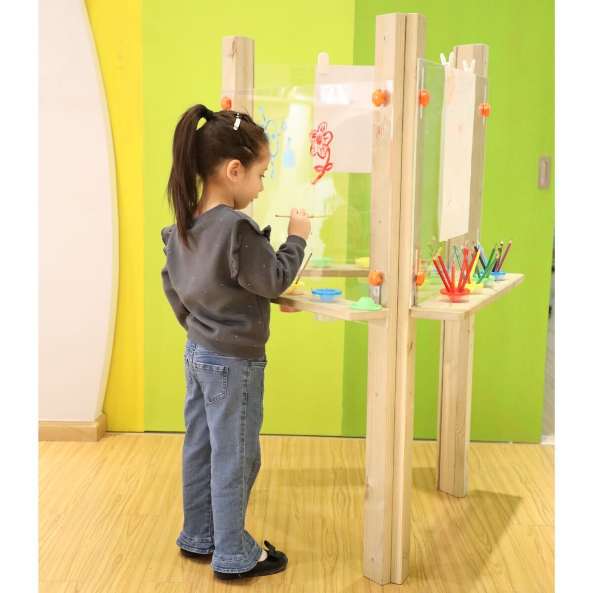 Pušinis trišakis lauko meno centras su skaidraus akrilo lentomis – Paveikslėlis 4